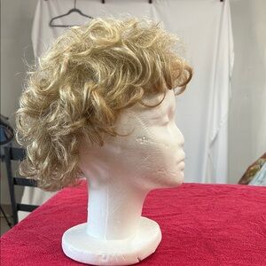 Source Unknown Blonde Wigs with Voluminous Curls